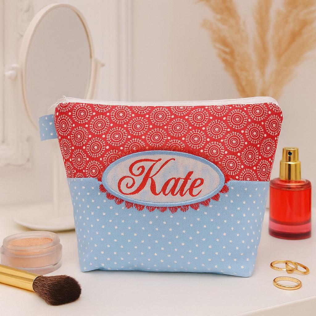 Bestickte Tasche Name //Hellblau - Rot// Kosmetiktasche Schminktasche Kulturtasche Makeup-Bag Wunschname Personalisiert Geschenk Button von Bestickend