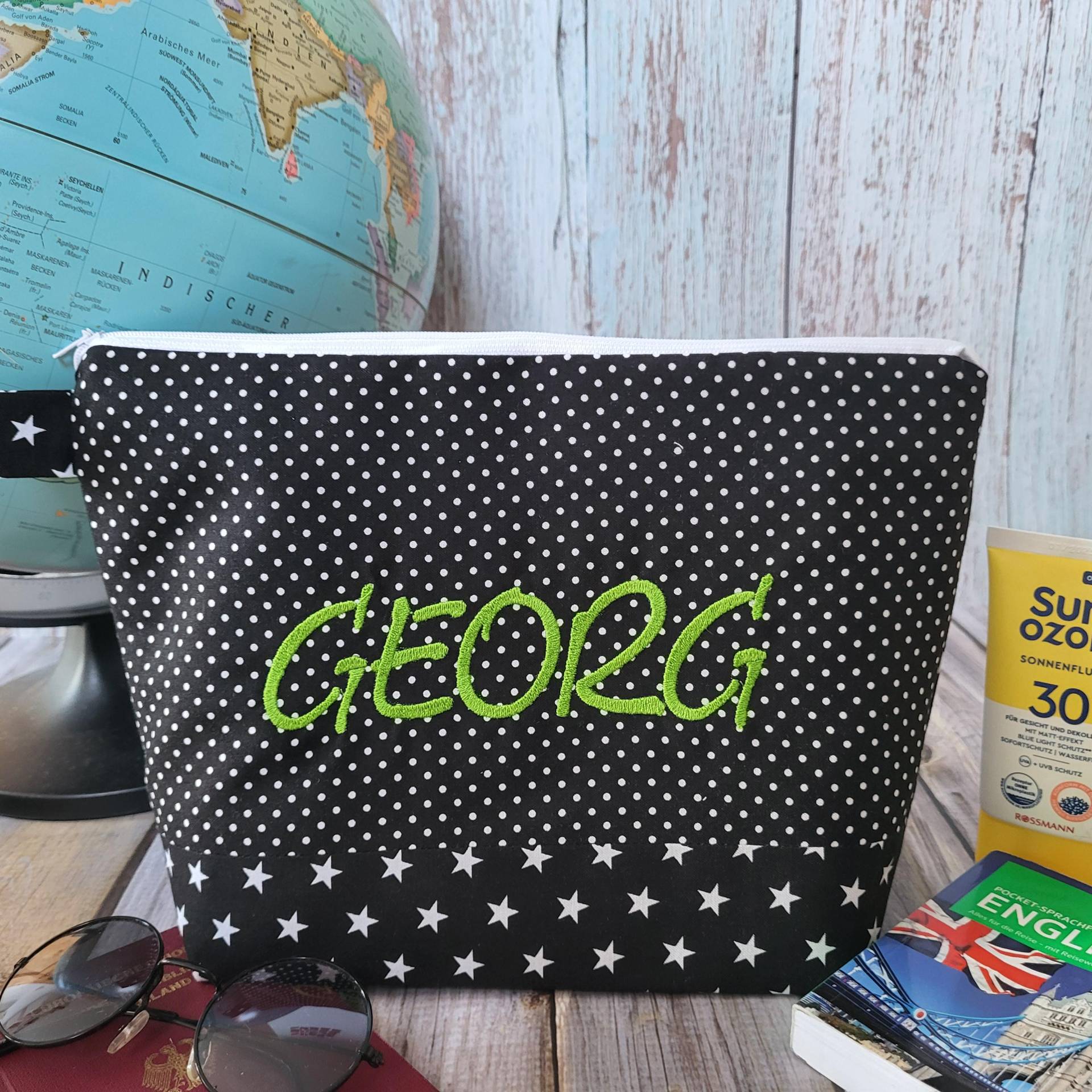 Bestickte Tasche Name //Schwarz - Kiwi// Wickeltasche Kulturbeutel Windeltasche Kulturtasche Waschtasche 20 Schriften Kosmetiktasche von Bestickend