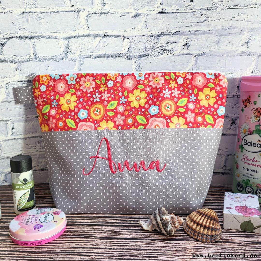 Bestickte Tasche "Name" - Wickeltasche Kulturbeutel Kulturtasche Waschtasche Windeltasche Wunschname 20 Schriftarten Geschenk von Bestickend
