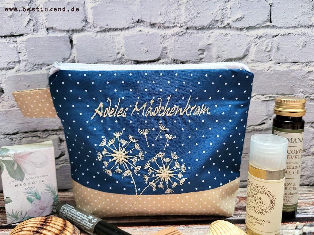 Bestickte Tasche Pusteblume + Name Marine - Natur | Schminktasche Kulturtasche Kosmetiktasche Makeup-Bag Wunschname Personalisiert Geschenk Bestickte Tasche Pusteblume + Name Marine - Natur | Schminktasche Kulturtasche Kosmetiktasche Makeup-Bag Wunschname Personalisiert Geschenk von Bestickend