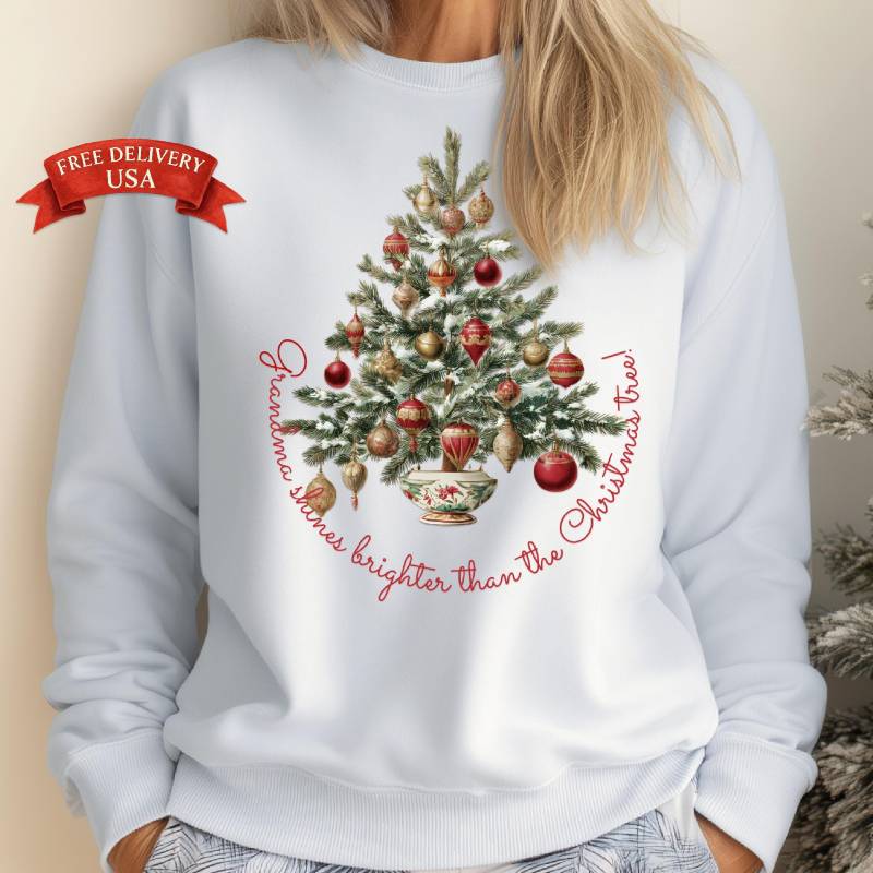 Oma Weihnachtsbaum Sweatshirt, Lustiges Geschenk Von Grandkids, Gildan 18000 Rundhalsausschnitt von BestieDesignGifts