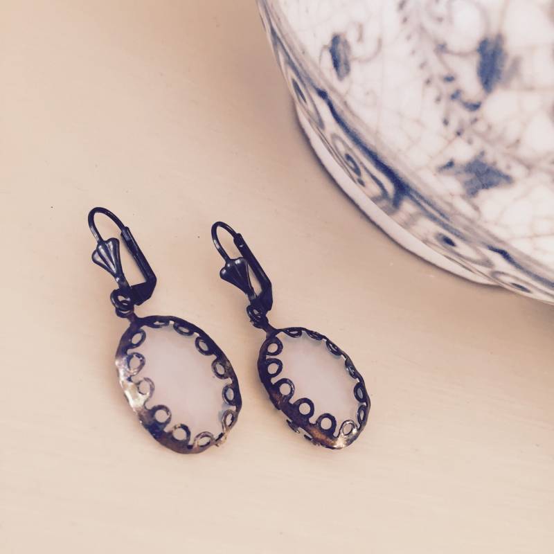 Milchglas Und Vintage Messing Rustikale Ohrringe Milchglas Und Vintage Messing Rustikale Ohrringe von BestowedCollections