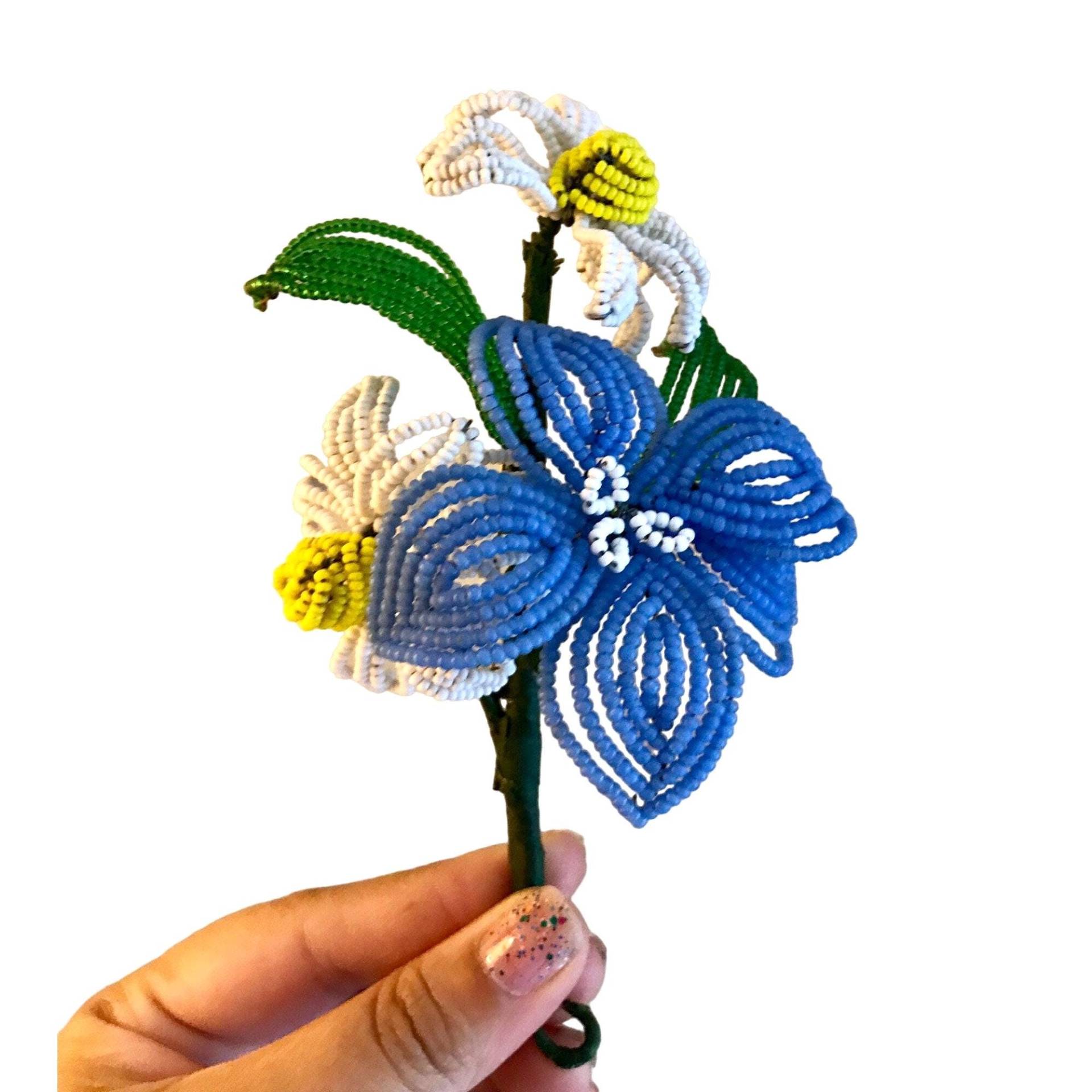 Vintage Hand Perlen Blumenstrauß Brosche - Weiß & Blau Floral Pin | Handmade 3D Anstecknadel Hochzeit Boutonniere Oder Einzigartiges Geschenk Vintage Hand Perlen Blumenstrauß Brosche - Weiß & Blau Floral Pin | Handmade 3D Anstecknadel Hochzeit Boutonniere Oder Einzigartiges Geschenk von BetancourtCollection