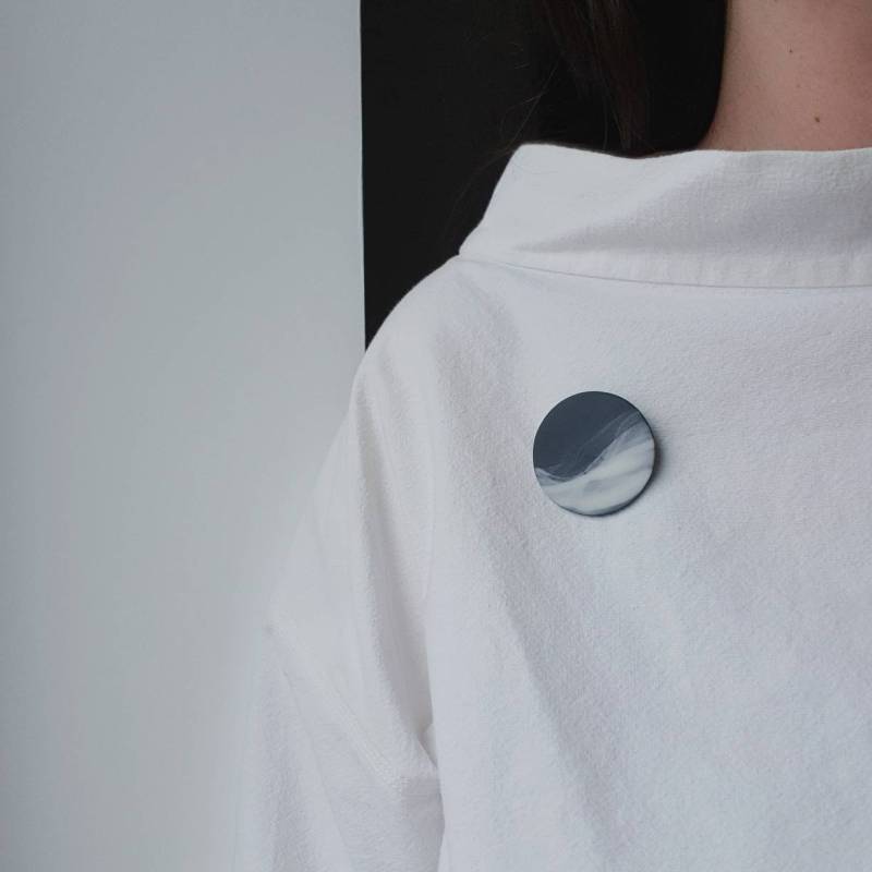 Grauer Brushstorke Kleine Brosche Grauer Brushstorke Kleine Brosche von BethLamontJewellery