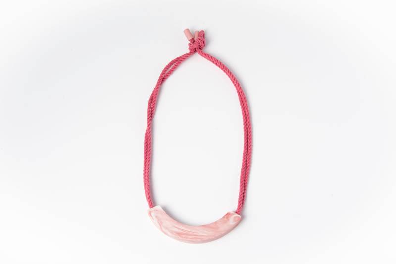 Rosa Marmorierte Keramik Halskette Von Beth Lamont Rosa Marmorierte Keramik Halskette Von Beth Lamont von BethLamontJewellery