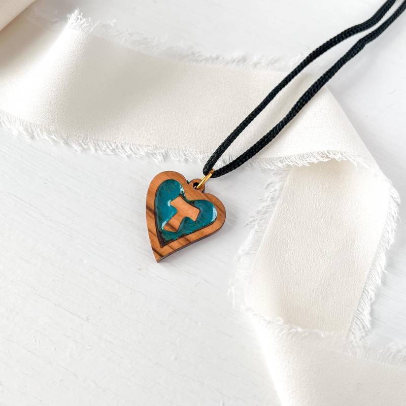Herz-Anhänger Aus Olivenholz Mit Tau-Kreuz - Handbemalt in Türkis von BethlehemCraftsCity