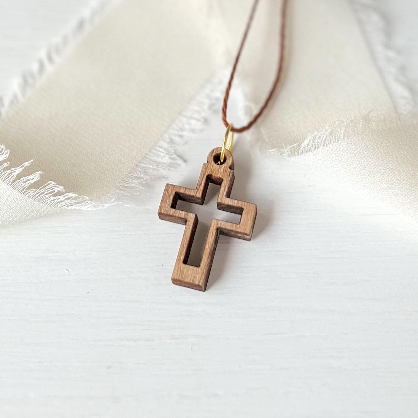 Holzkreuz-Halskette - Schlichtes Kreuz Mit Ausschnitt -Anhänger von BethlehemCraftsCity