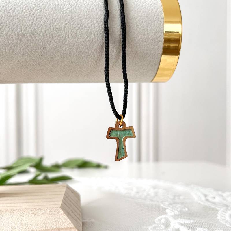 Kreuz-Anhänger Aus Olivenholz Mit Grünem Epoxidharz-Inlay Kreuz-Anhänger Aus Olivenholz Mit Grünem Epoxidharz-Inlay von BethlehemCraftsCity