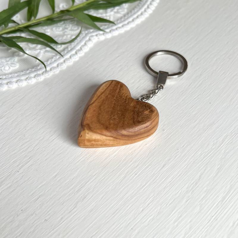 Schlüsselanhänger Mit Herz Aus Olivenholz - Ein Geschenk Und Souvenir Dem Heiligen Land Zwei Varianten Verfügbar Schlüsselanhänger Mit Herz Aus Olivenholz - Ein Geschenk Und Souvenir Dem Heiligen Land Zwei Varianten Verfügbar von BethlehemCraftsCity