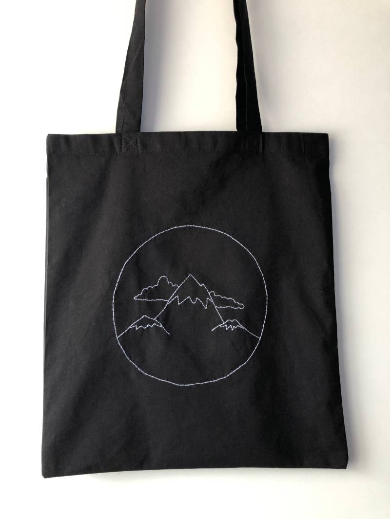 Handgestickte Tragetasche Mit Bergen von BetoNikaTwins