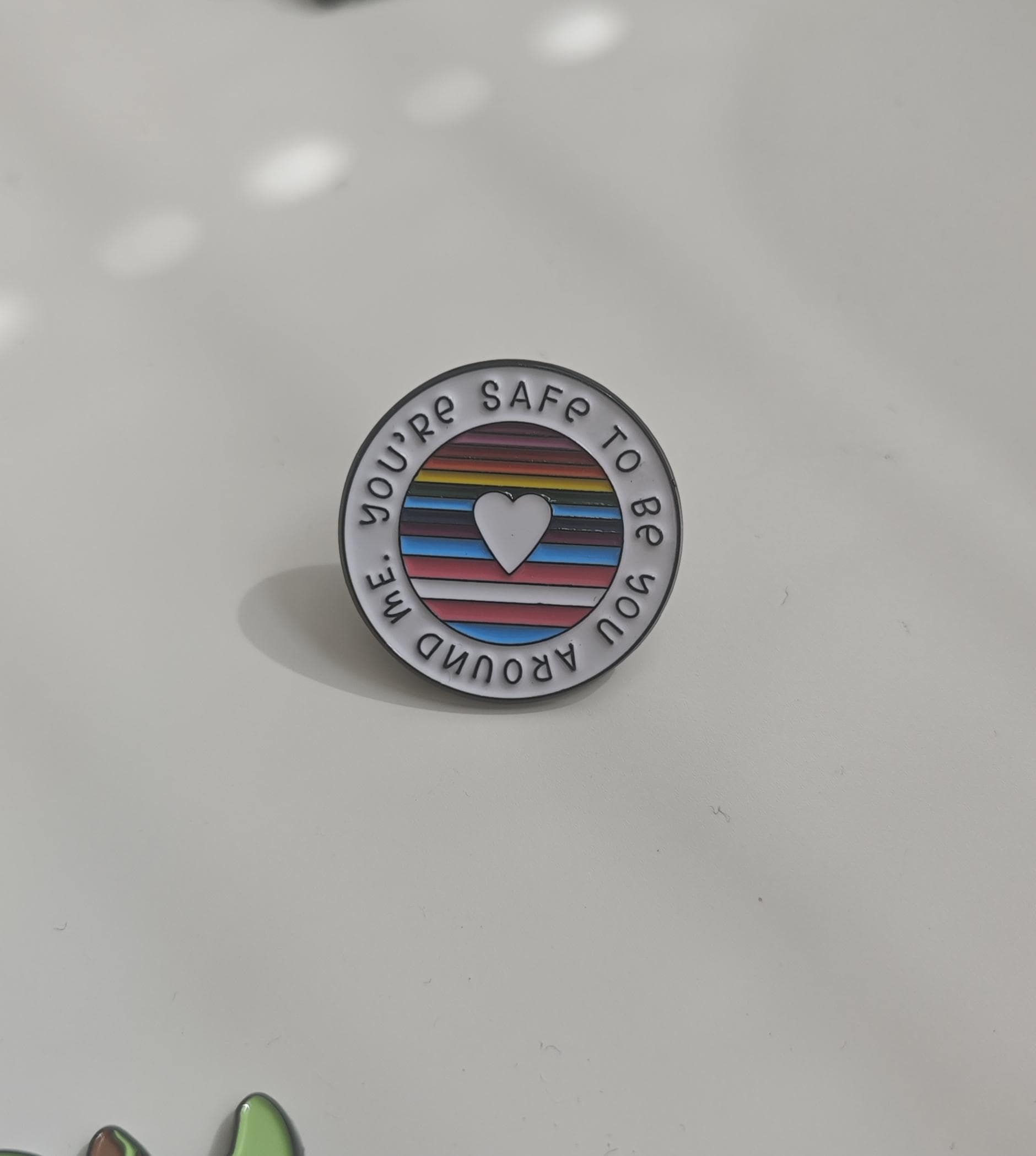 Pin "Safe Space" | Trans Anstecker Human Rights Equal Be You Safety Lgbtqia+ Gleichberechtigung| Pin-Anstecker von BetonKollektiv