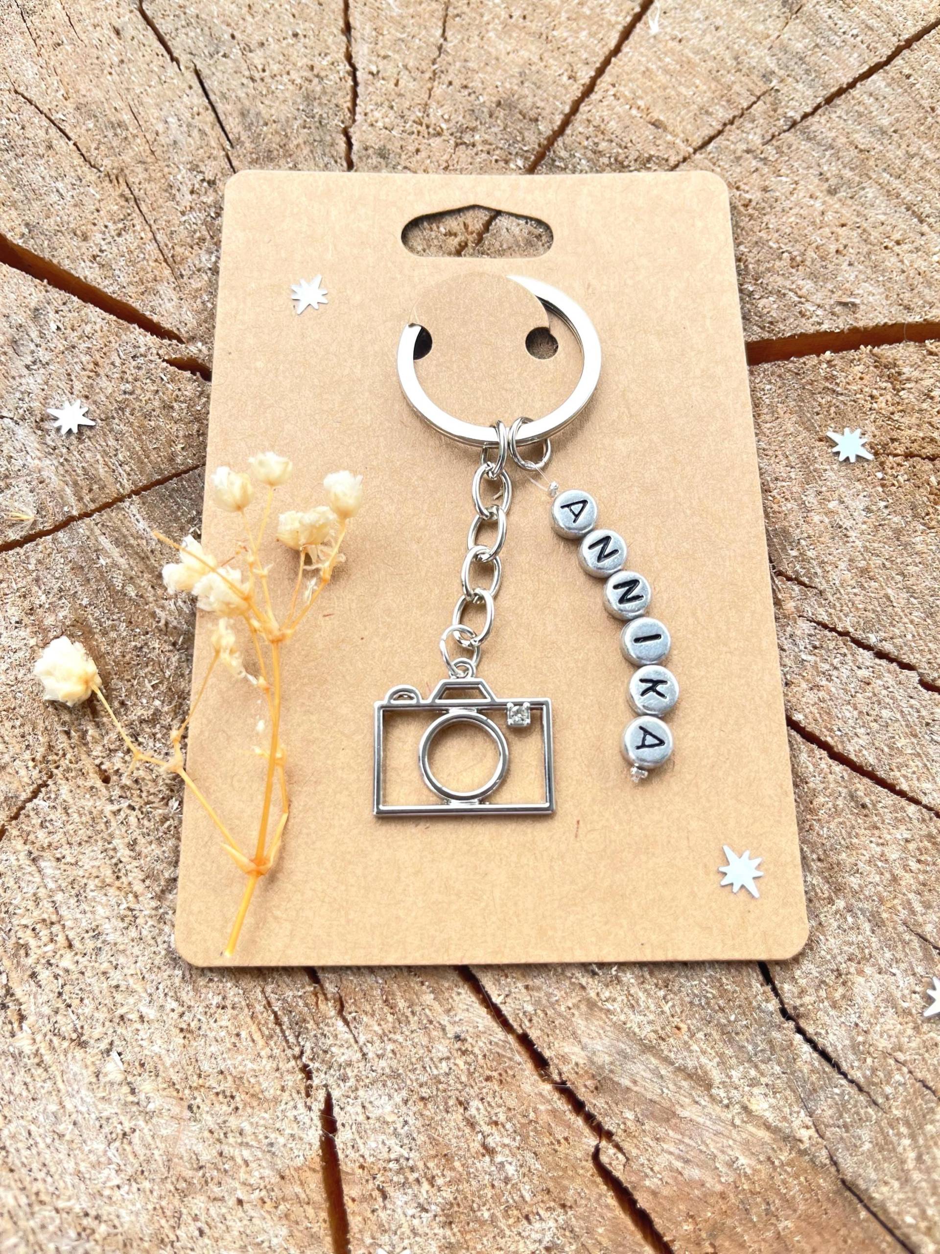 Schlüsselanhänger Kamera Silber | Personalisiert Mit Name Oder Studio Geschenk Für Fotografen Handmade Liebe Foto & Kreativität Schlüsselanhänger Kamera Silber | Personalisiert Mit Name Oder Studio Geschenk Für Fotografen Handmade Liebe Foto & Kreativität von BetonundSeele