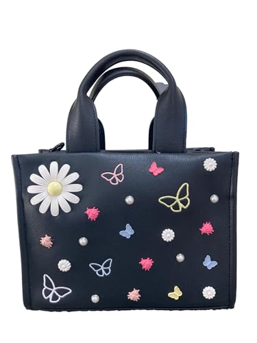 Betsey Johnson XO Nora Schultertasche aus Kunstleder, 3D- und bestickte Charms, kleine Henkeltasche mit 3D-Gänseblümchen, Schmetterlingen, Marienkäfern, weißen Blumenanhängern mit silberfarbenen Betsey Johnson XO Nora Schultertasche aus Kunstleder, 3D- und bestickte Charms, kleine Henkeltasche mit 3D-Gänseblümchen, Schmetterlingen, Marienkäfern, weißen Blumenanhängern mit silberfarbenen von Betsey Johnson