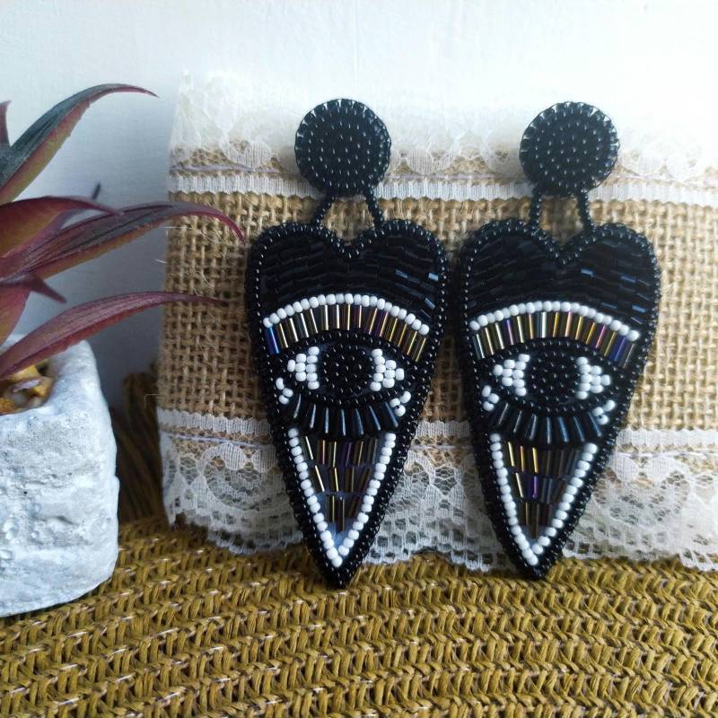 Auffallende Ohrringe in Herzform Mit Schwarzen Und Weißen Perlen Auffallende Ohrringe in Herzform Mit Schwarzen Und Weißen Perlen von BetterMonday