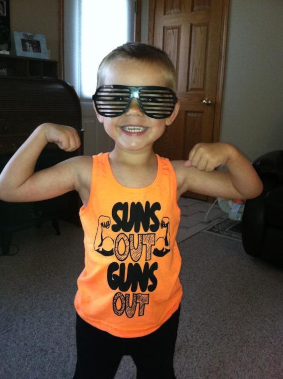 Kinder Suns Out Guns Out Tank Top T Shirt Jugend Süß Sommer Ärmellos Super Cool Humor Lustige Jungen T-Shirt von BetterThanRealLife