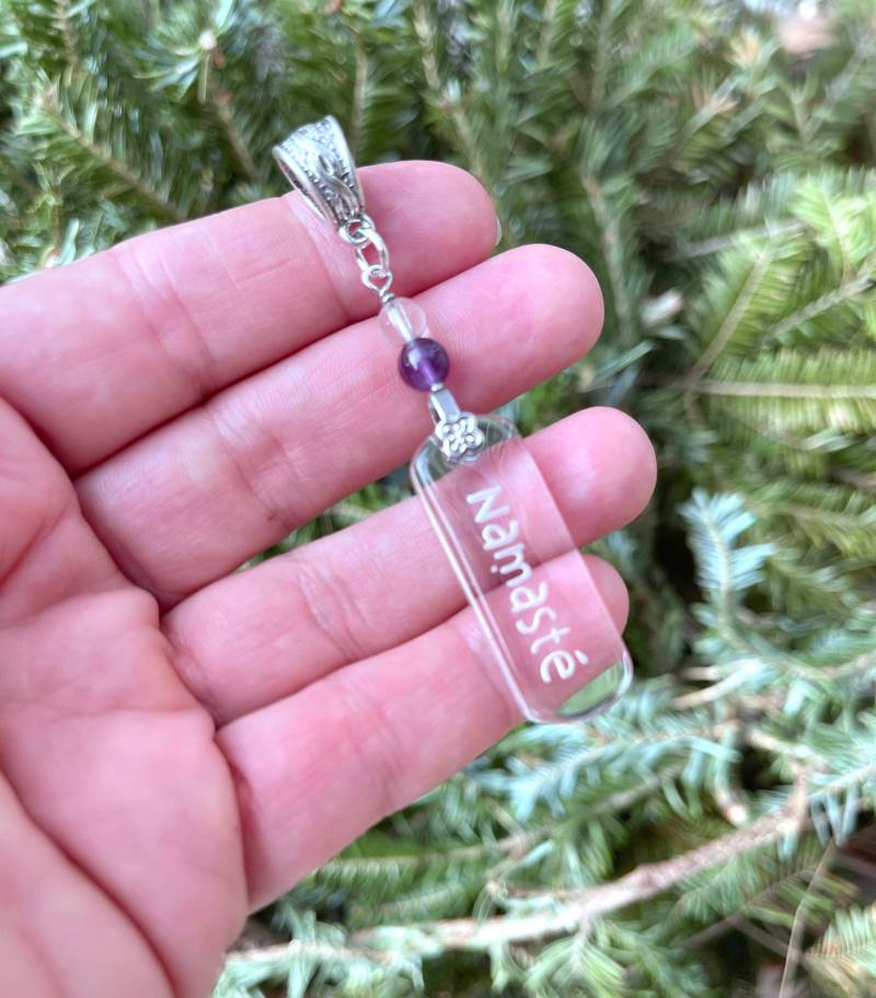 Namaste Anhänger, Echter Bergkristall Und Amethyst, Meditationsschmuck, Heilkette, Yoga Geschenk, Heilkristalle von BetterWorldRocks