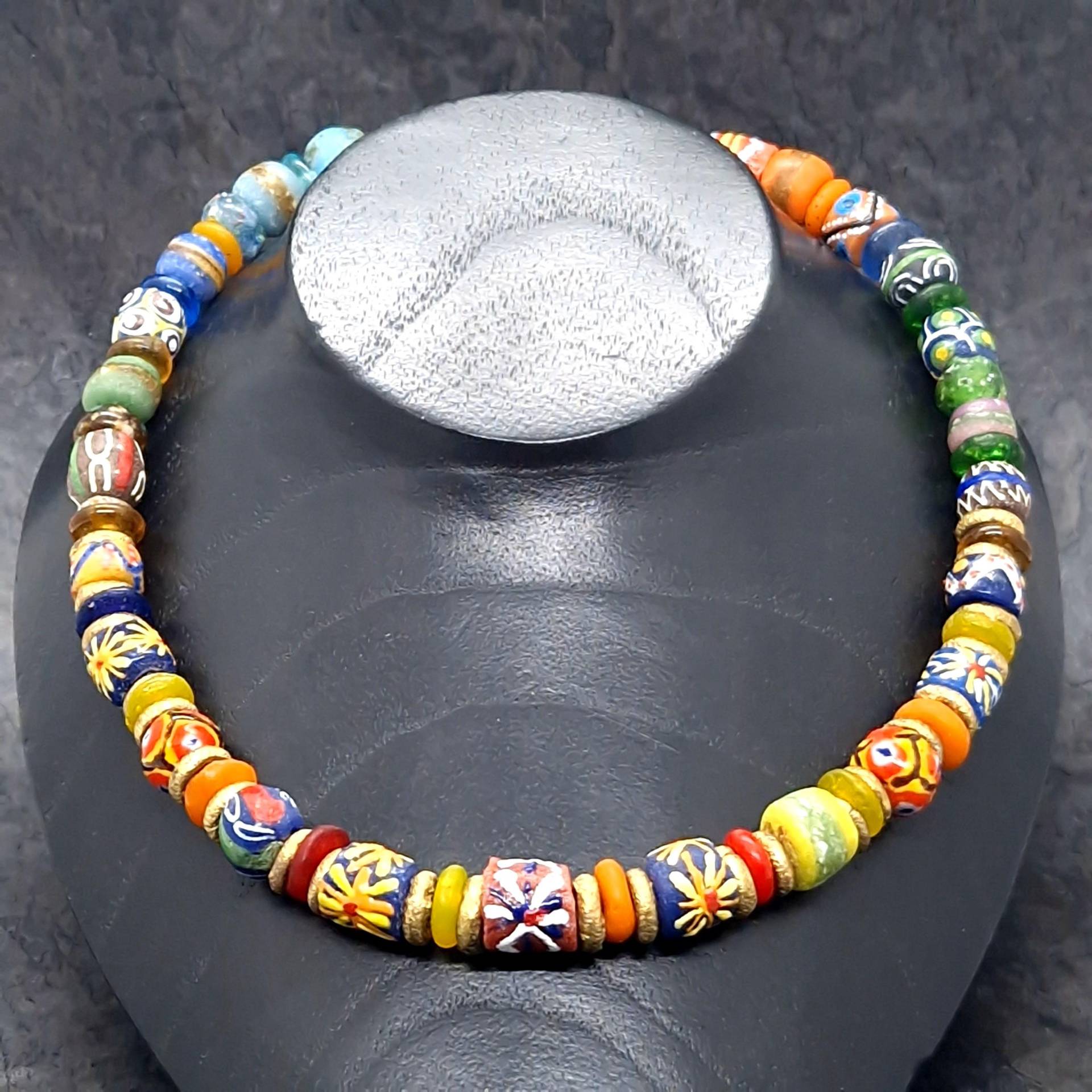 Halskette Mit Bunten Handgefertigten Krobo-Glasperlen Und Messingperlen Aus Afrika Halskette Mit Bunten Handgefertigten Krobo-Glasperlen Und Messingperlen Aus Afrika von BettinaZierisDesign