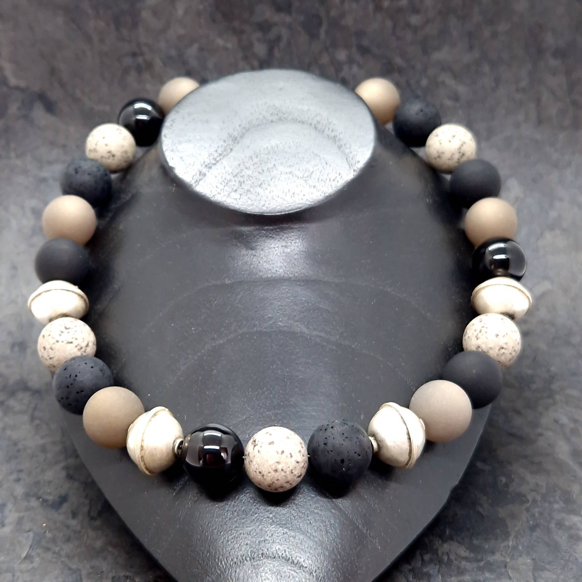 Halskette Mit Handgefertigten Silberperlen Aus Marokko Und Polaris-Perlen in Grau/Schwarz Halskette Mit Handgefertigten Silberperlen Aus Marokko Und Polaris-Perlen in Grau/Schwarz von BettinaZierisDesign