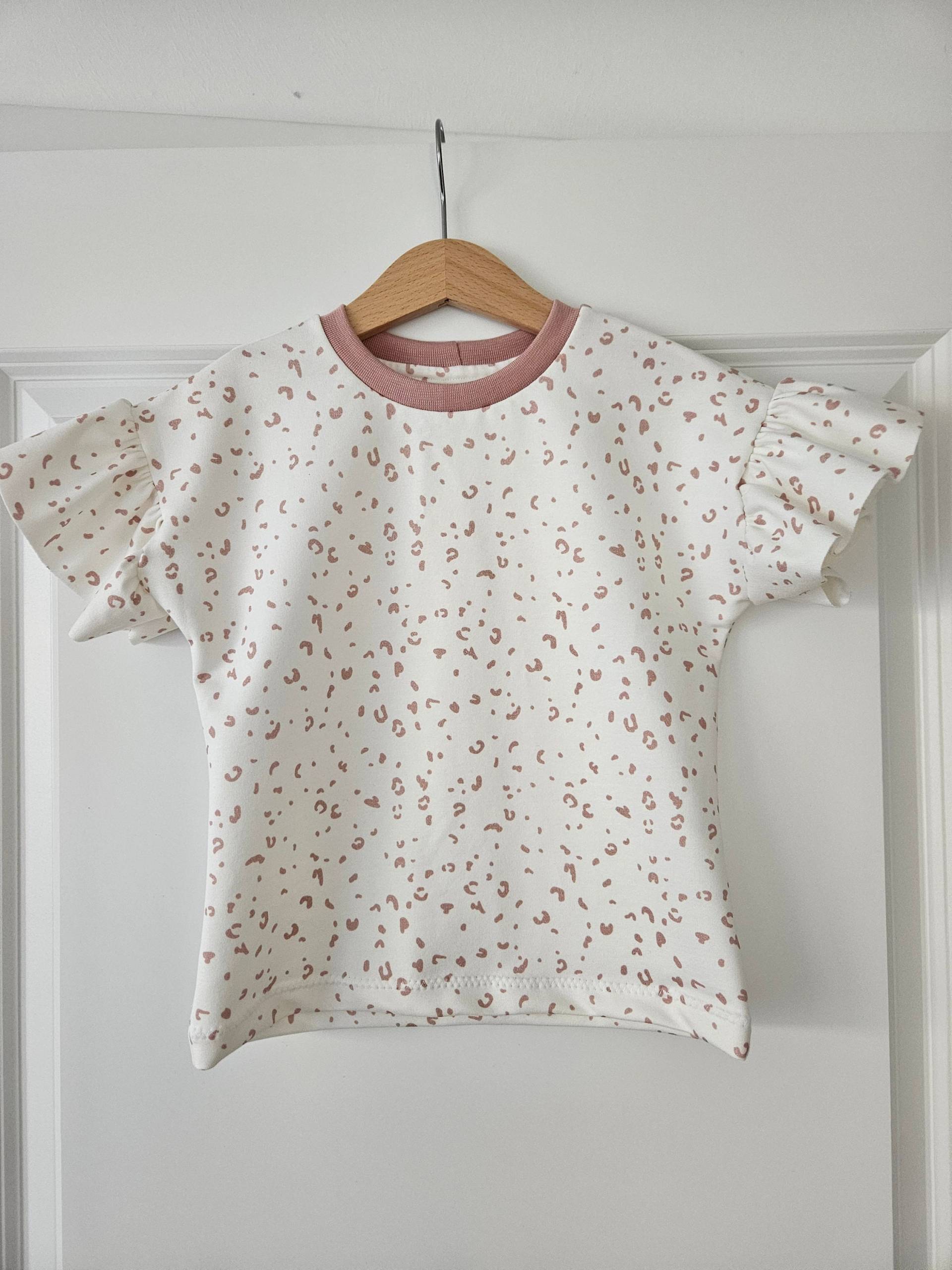 T-Shirt Mädchen Sommer Mit Rüschen Leo Gr. 98 T-Shirt Mädchen Sommer Mit Rüschen Leo Gr. 98 von BettisHerzstuecke