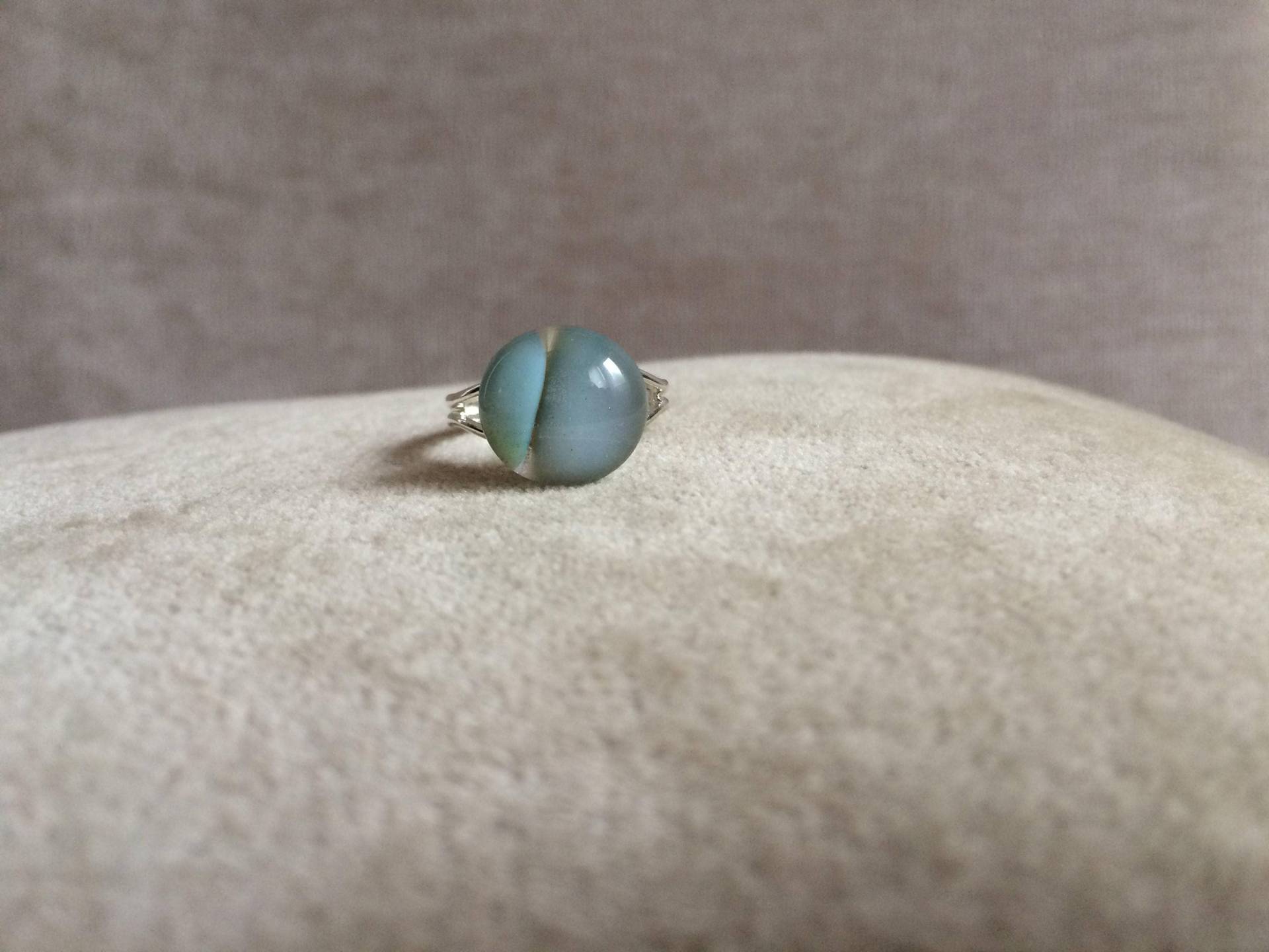 Ring, Verschmolzen Glas Sterlingsilber Kleine Blass Grün Stacking Ungewöhnliche Ein Von Einer Art, Glasschmuck Ring, Verschmolzen Glas Sterlingsilber Kleine Blass Grün Stacking Ungewöhnliche Ein Von Einer Art, Glasschmuck von BettyGlasslight