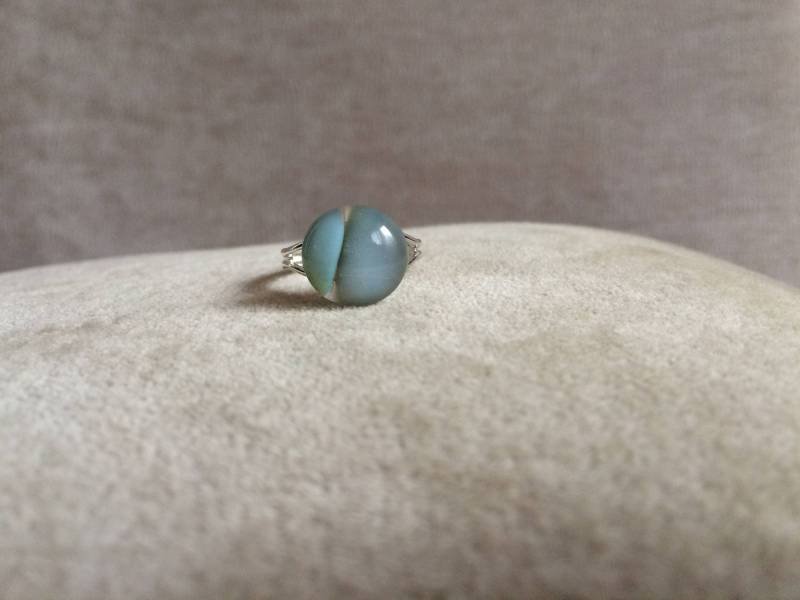 Ring, Verschmolzen Glas Sterlingsilber Kleine Blass Grün Stacking Ungewöhnliche Ein Von Einer Art, Glasschmuck Ring, Verschmolzen Glas Sterlingsilber Kleine Blass Grün Stacking Ungewöhnliche Ein Von Einer Art, Glasschmuck von BettyGlasslight