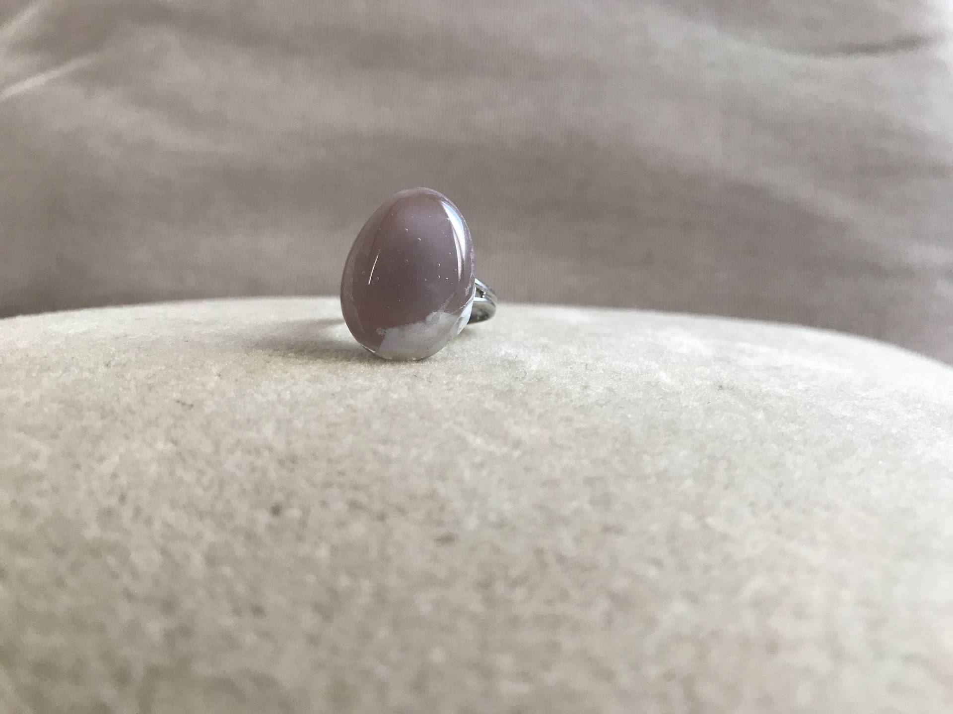 Verschmolzen Glas Nerz Mit Vanille-Glas-Bits, Teardrop Ring, Kleiner Schmuck, Einzigartigen Erschwinglichen Ring Verschmolzen Glas Nerz Mit Vanille-Glas-Bits, Teardrop Ring, Kleiner Schmuck, Einzigartigen Erschwinglichen Ring von BettyGlasslight