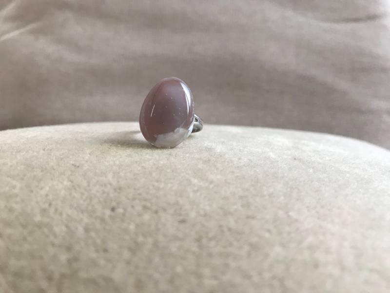 Verschmolzen Glas Nerz Mit Vanille-Glas-Bits, Teardrop Ring, Kleiner Schmuck, Einzigartigen Erschwinglichen Ring von BettyGlasslight