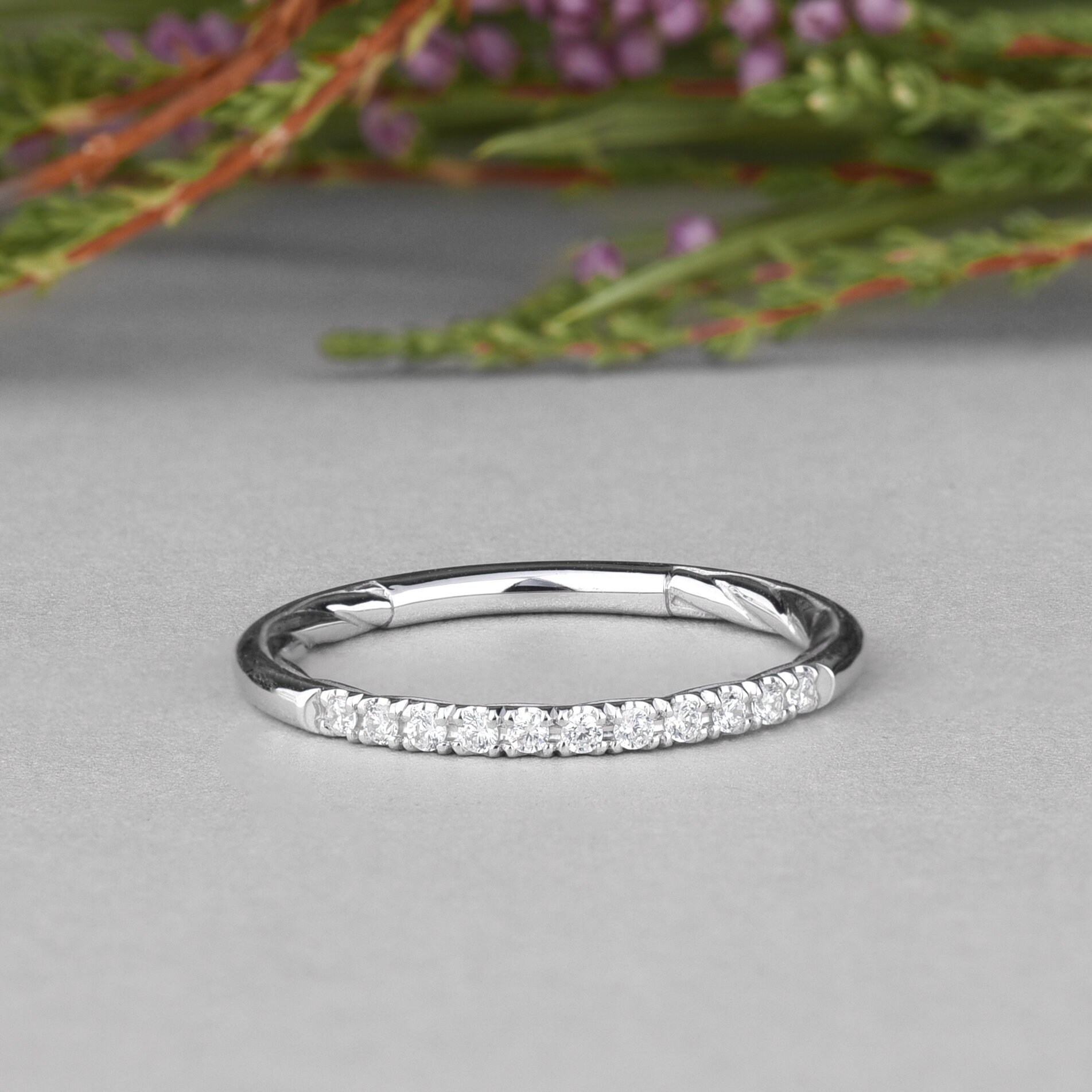 14K Gold Diamant Ring, Single Prong Eternity Band, Angst Natürlicher Edelstein Twisted Ehering von BettyJewelryEmotions