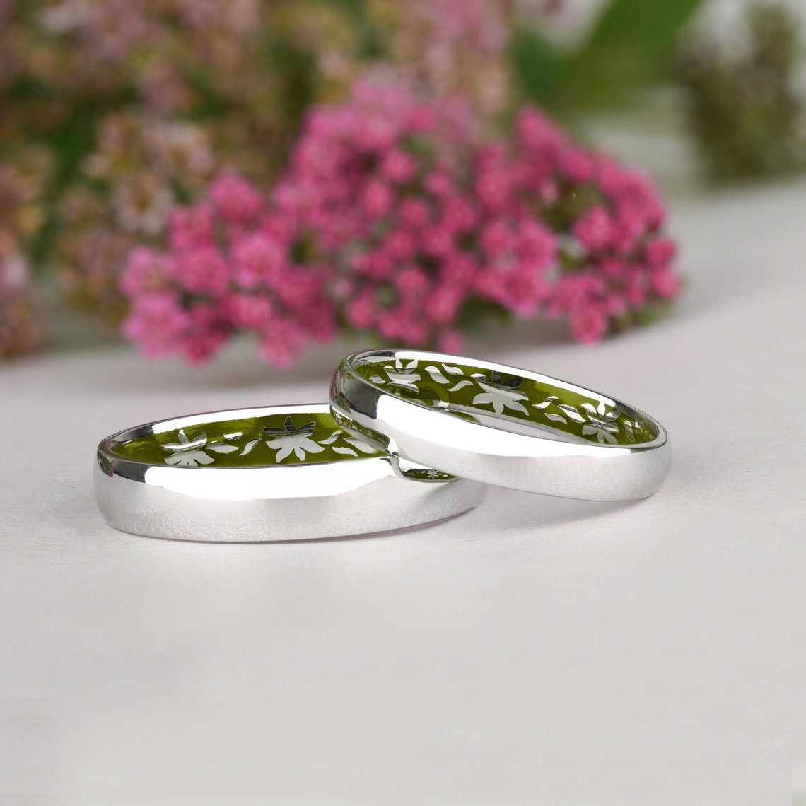14K Gold Und Grün Ringsatz, Männliche Weibliche Eheringe, Dünner Ehering Satz 14K Gold Und Grün Ringsatz, Männliche Weibliche Eheringe, Dünner Ehering Satz von BettyJewelryEmotions