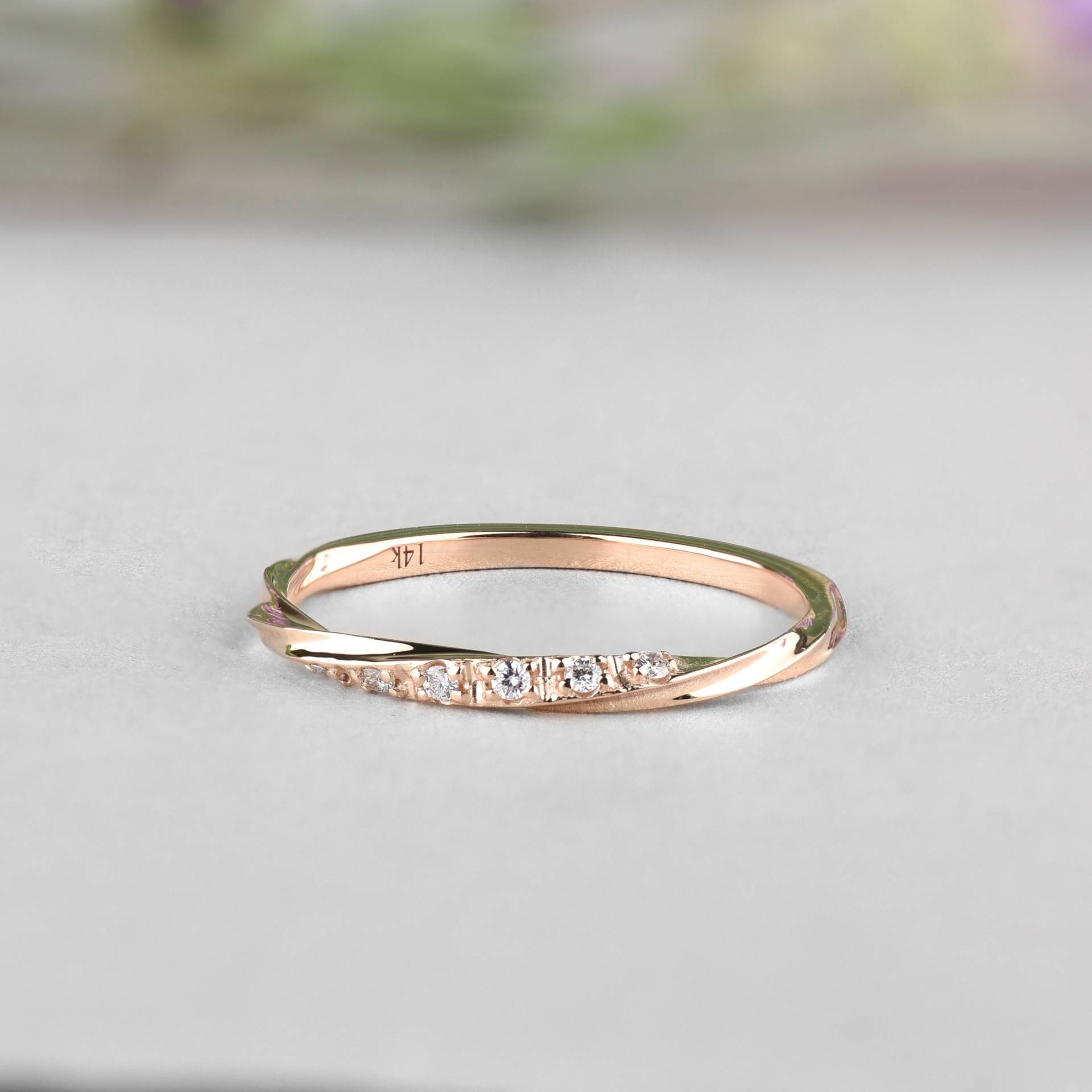 14K Rose Gold Drehring, Zierlicher Ehering Mit Diamanten, Edelstein Zusage Ring von BettyJewelryEmotions