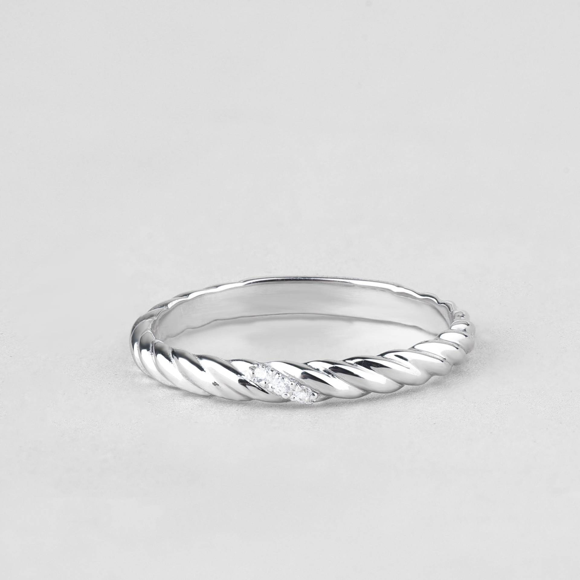 14K Weißgold Twist Ring Für Frauen, Dünner Massiver Goldring, Twisted Pave Stapelring von BettyJewelryEmotions