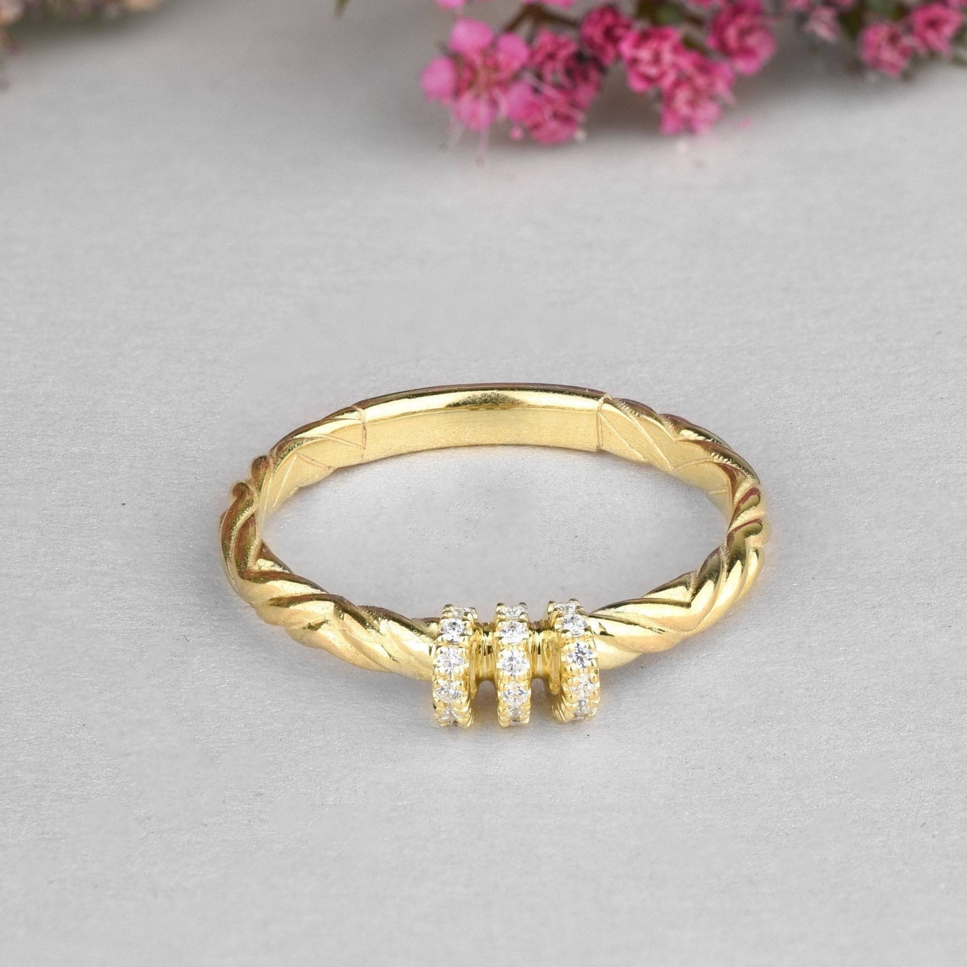 Gelbgold Diamant Ehering, 14K Gold Stapelring, Ungewöhnlicher Echter Verlobungsring von BettyJewelryEmotions