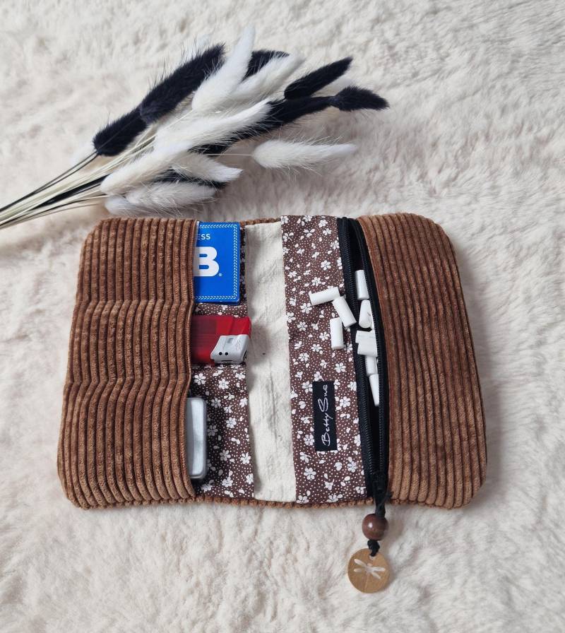 Tabaktasche; Drehtasche; Cord; Braun Mit Blümchen Tabaktasche; Drehtasche; Cord; Braun Mit Blümchen von BettySusDE