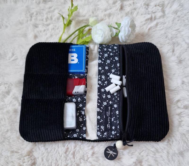 Tabaktasche; Drehtasche; Cord; Schwarz Mit Blümchen Tabaktasche; Drehtasche; Cord; Schwarz Mit Blümchen von BettySusDE