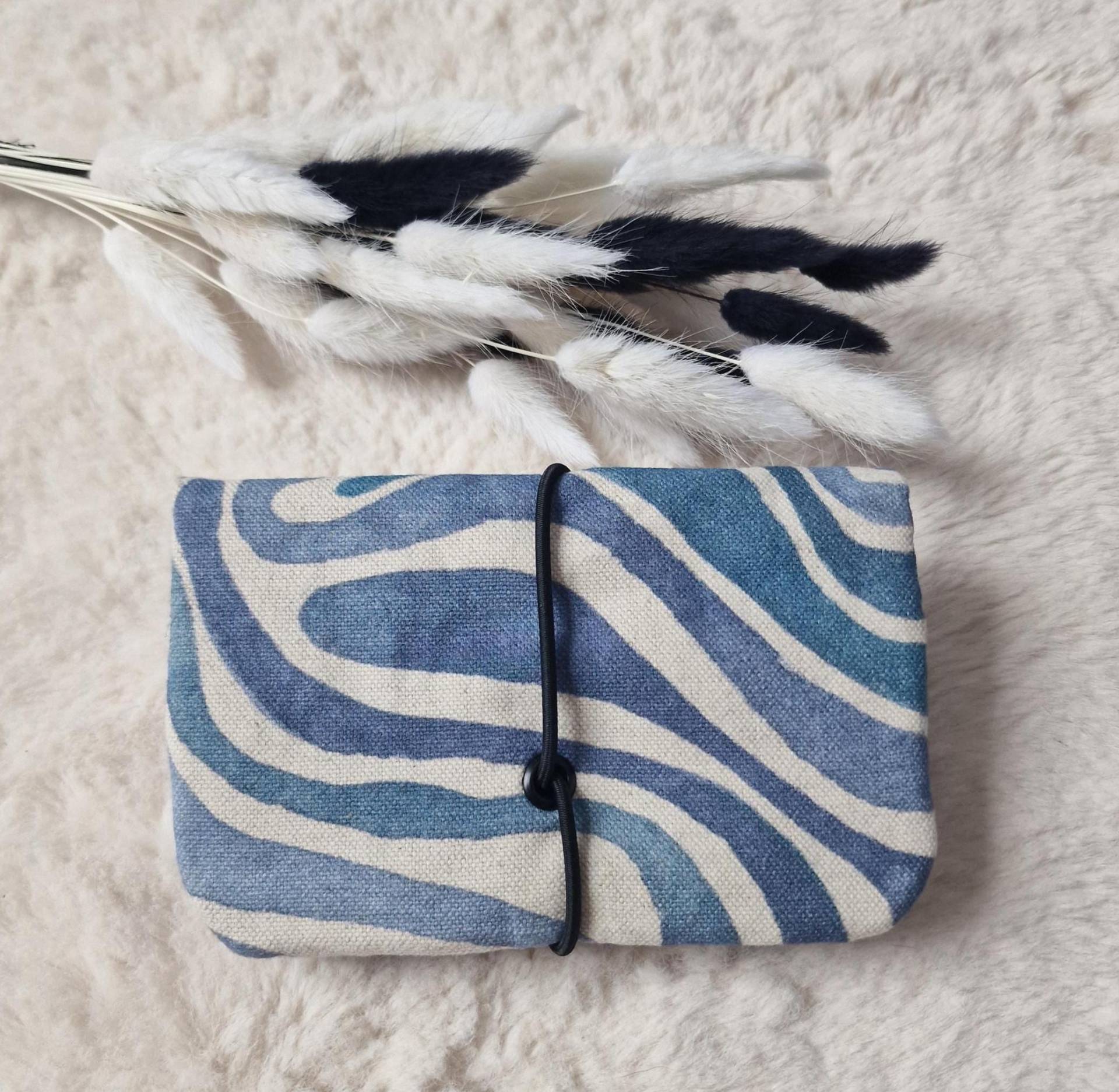 Tabaktasche, Drehtasche Aus Canvas "Batikwelle" Tabaktasche, Drehtasche Aus Canvas "Batikwelle" von BettySusDE