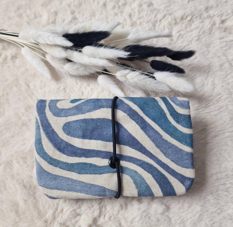 Tabaktasche, Drehtasche Aus Canvas "Batikwelle" Tabaktasche, Drehtasche Aus Canvas "Batikwelle" von BettySusDE