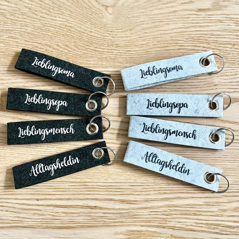 Filz-Schlüsselanhänger Personalisiert - Handgemacht Mit Deinem Wunsch-Schriftzug Filz-Schlüsselanhänger Personalisiert - Handgemacht Mit Deinem Wunsch-Schriftzug von BettysCraftsDE