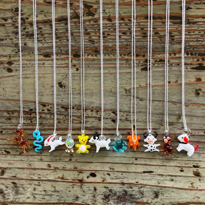 Glas Tier Halskette, Lampwork Glastiere An Einer Alltäglichen Silberkette | 928 von BettysGlassBeads