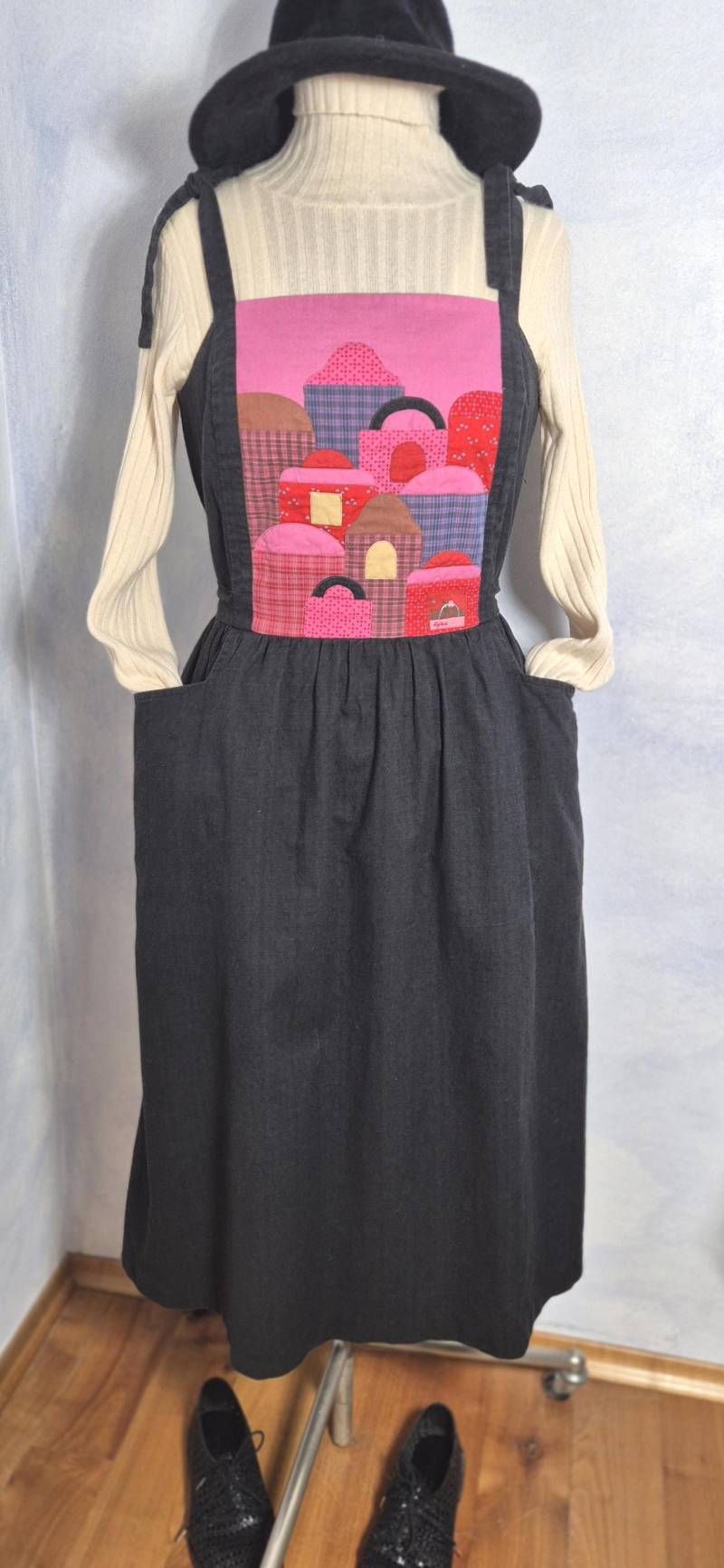 1980 Sigikid Kleid Applikation Front Ärmellos Träger Zum Binden Size Medium Schwarz Schürzenkleid Ausgestellte Folklore-Keid Grobe Baumwolle von BettysVintageHouse