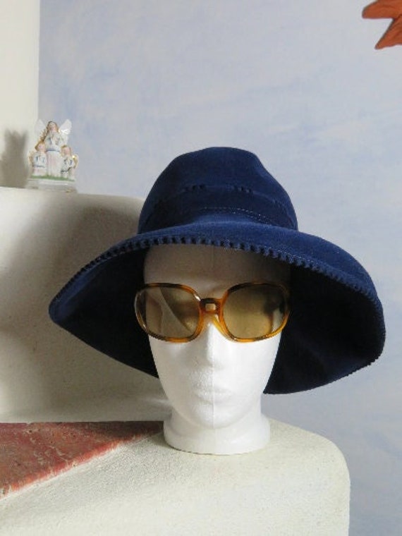 50Er Jahre Velours Hut Königsblau Chamois Elegant Midcentury Modern Französiche "Hutag Exquisite" Blauer Gelocht Vintage von BettysVintageHouse