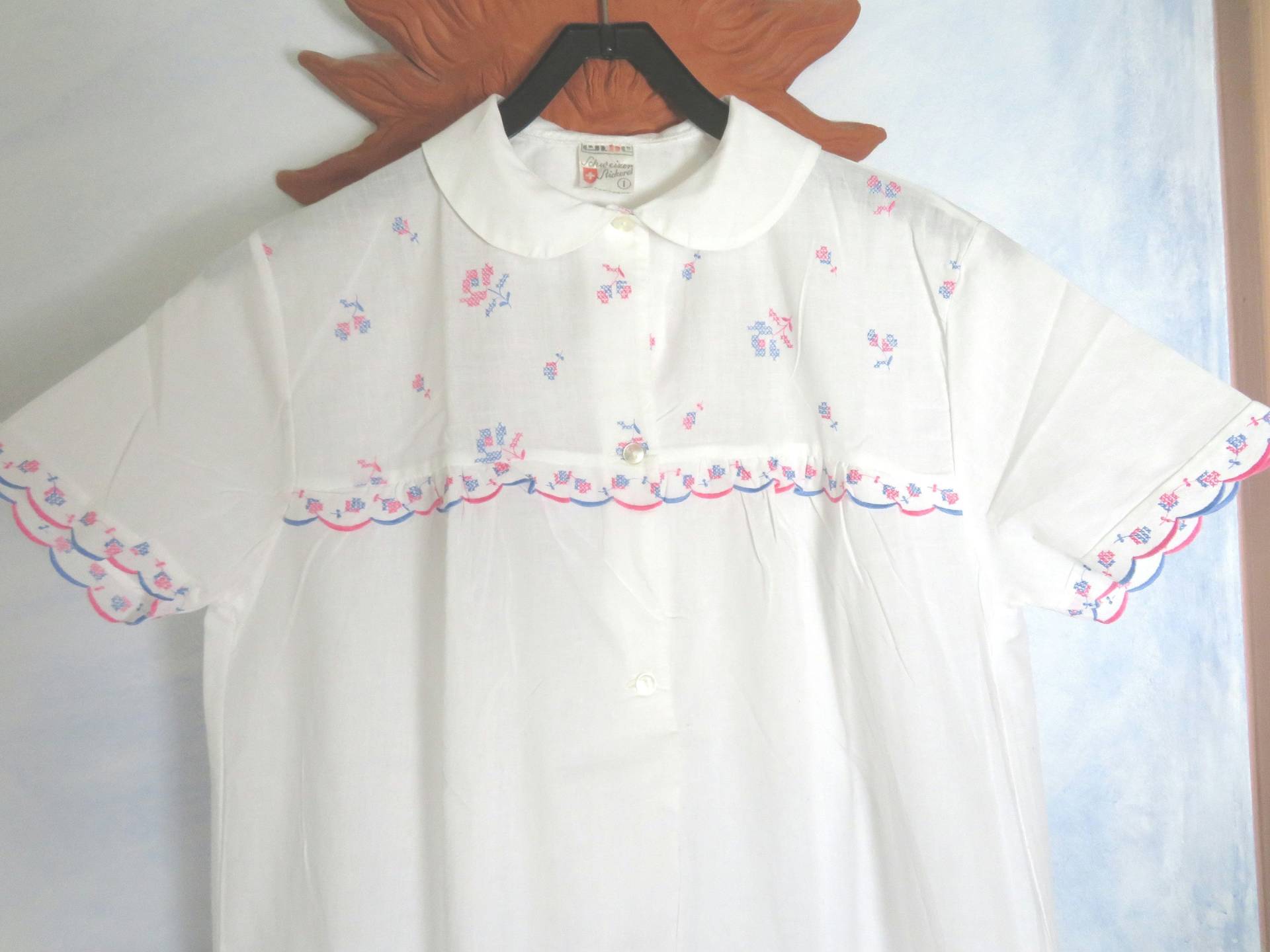 60Er Schweizer Stickerei Slip Kleid Blau Rosa Geblümtes Babydoll Peter Pan Kragen Weiße Batist Baumwolle Dessous Nachthemd von BettysVintageHouse