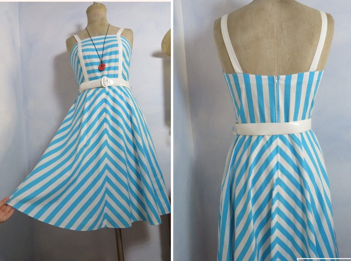 70Er Tut 50Er Jahre Rockabilly Kleid Size S Fit & Flare Ausgestellte Trägerkleid Azur Blau Gestreift Mit Lackgürtel 100% Baumwolle von BettysVintageHouse
