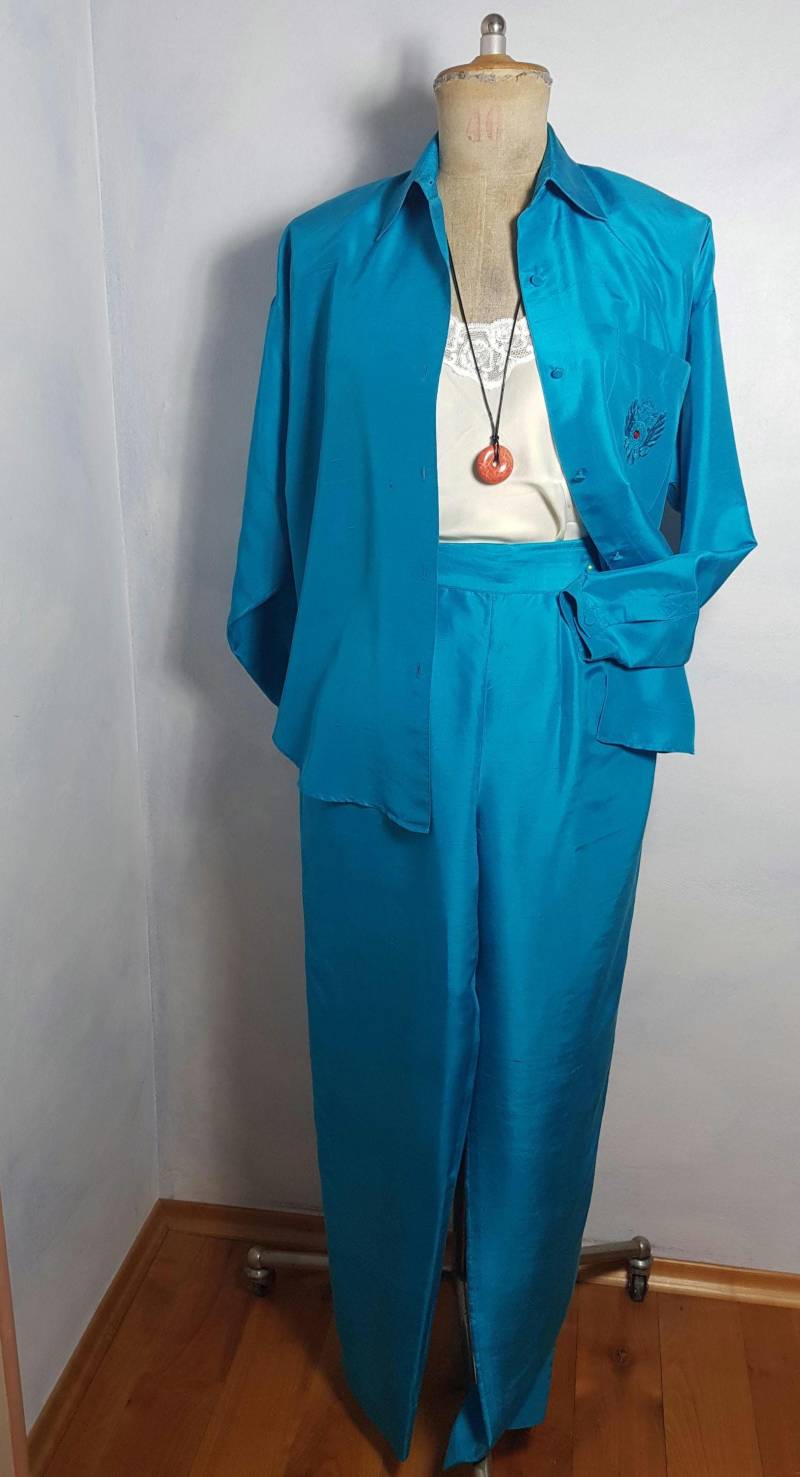 80S Pierre Cardin Paris Seidenanzug Türkisblau Bundfalten Hose/Bestickte Bluse 100% Seide Size M Lange Glatte Zweiteiler Anzug Knöchellang von BettysVintageHouse