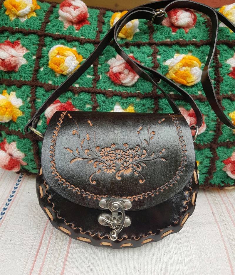 Alt/Neu Dunkelbraune Handgenähte Jagdtasche Saddle Bag Cowboys Zweifarbige Geldbörse Blumen Punze Lange Crossbody Gurt Umhängetasche Alt/Neu Dunkelbraune Handgenähte Jagdtasche Saddle Bag Cowboys Zweifarbige Geldbörse Blumen Punze Lange Crossbody Gurt Umhängetasche von BettysVintageHouse