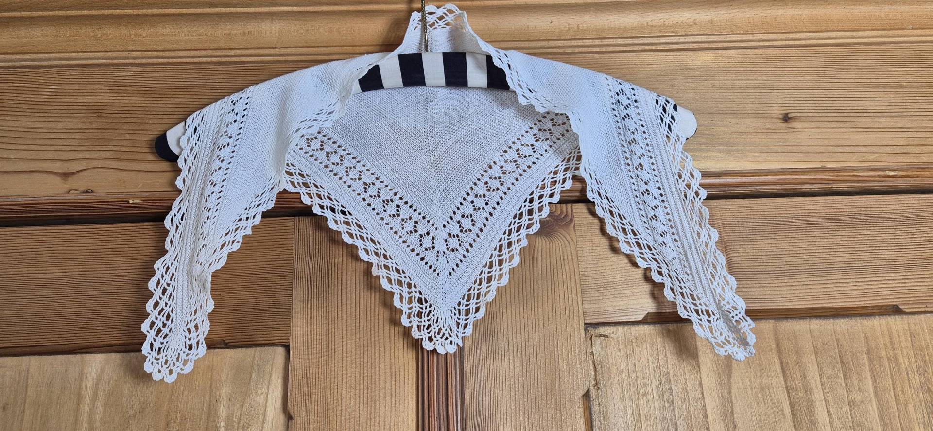 Antik Französisch Strick-Kopftuch Ösen, Handgefertigtes Halstuch, Fein Gehäkelt Haarband Kopf Deckend, Boho Sommer Festival 100% Cotton 1920 von BettysVintageHouse