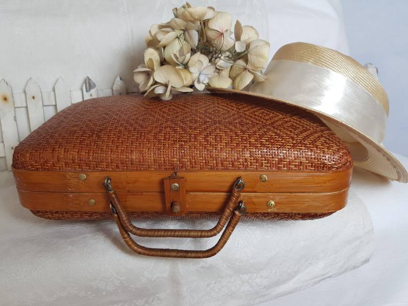 Bambus Koffer Korb Handgeflecht 2-Farbig Doppelgriff Tragekorb Vintage Handtasche Gewebt Geflecht Bügel Tasche Aufbewahrung Box 70Er Jahre Bambus Koffer Korb Handgeflecht 2-Farbig Doppelgriff Tragekorb Vintage Handtasche Gewebt Geflecht Bügel Tasche Aufbewahrung Box 70Er Jahre von BettysVintageHouse