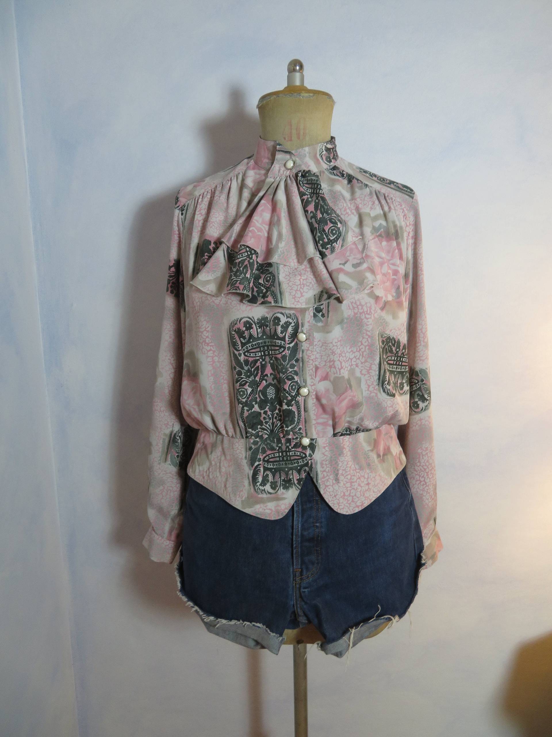 Crazy Print Bluse Mit Schößchen Jabot Größe Medium Vintage Frankenwälder Alt Rosa Grau Teppichmuster Oma Hemd 70Er 80Er von BettysVintageHouse