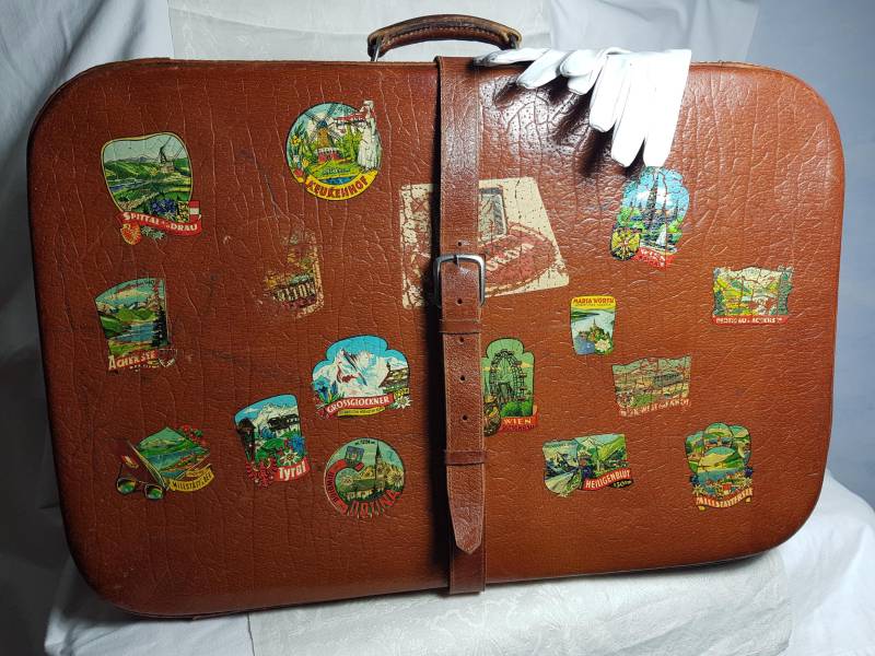 Großer Brauner Leder-Reisekoffer Mit Original Aufklebern, Braun Genarbtes Leder 60Er Jahre Lederkoffer Sticker, Kariertes Stofffutter von BettysVintageHouse