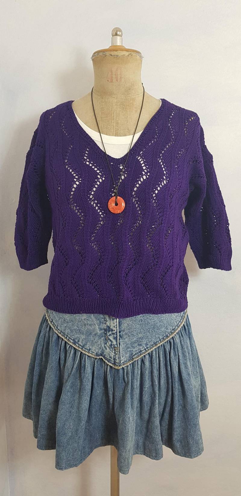 Handgestrickte Bluse Kurz Mit Ajour-Wellenmuster Size M Pflaumen Blau Häkellook Pullover Strickbluse Boho Ösen Sweater Alt/Neu Handgestrickte Bluse Kurz Mit Ajour-Wellenmuster Size M Pflaumen Blau Häkellook Pullover Strickbluse Boho Ösen Sweater Alt/Neu von BettysVintageHouse