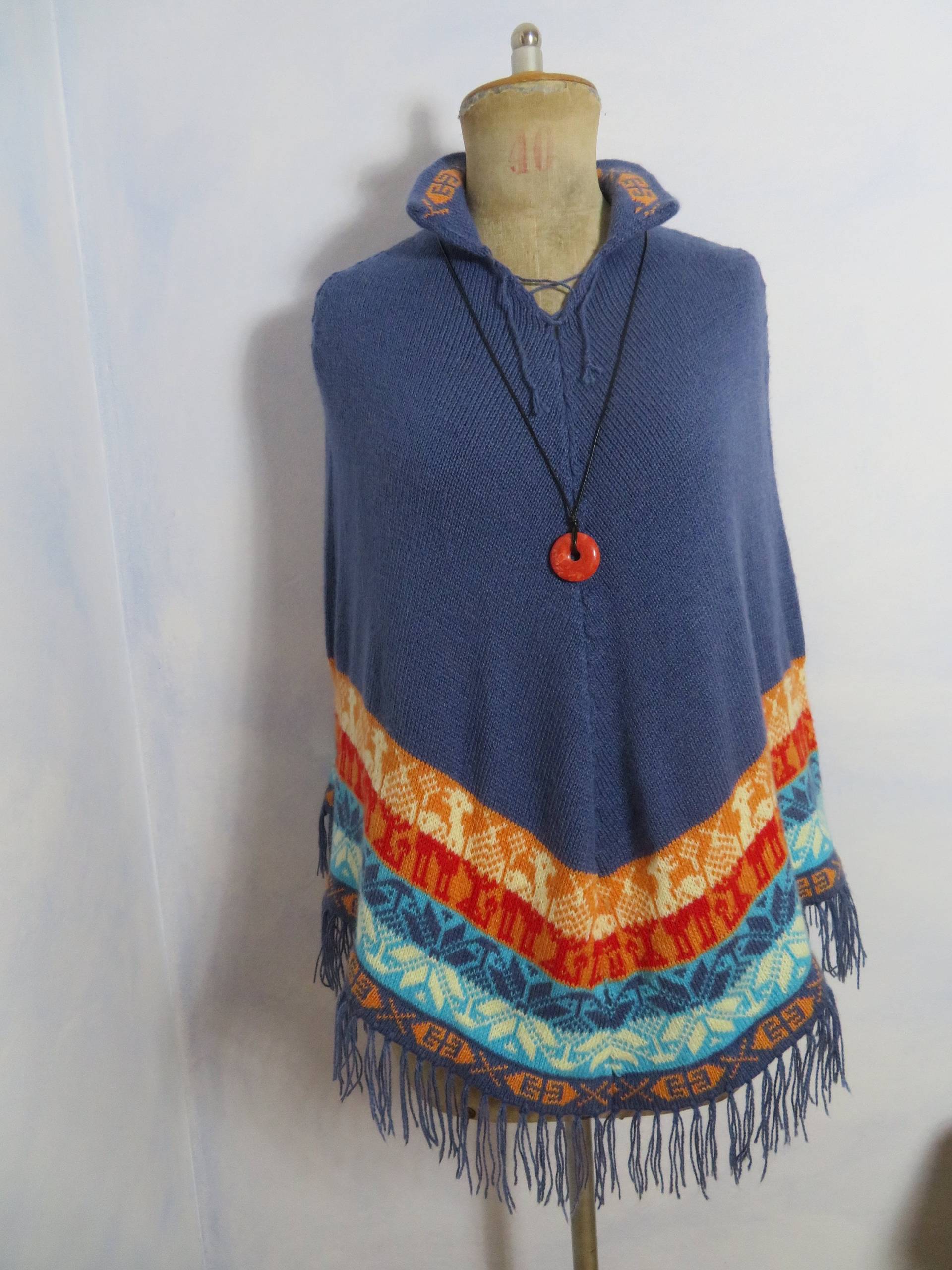 Handgestrickte Lapis Blau 100% Alpaka Peru Poncho Onesize Alpaka/Sterne/Aztekenmuster Weich Warm Orange/Rot Stola Pullover Onesize Unisex von BettysVintageHouse